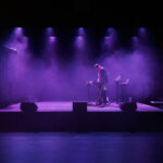 igee, un jeune "rappeur à l'assaut de la pop". Il sera accueilli en résidence pour la mise au point des concerts de sa tournée départementale du 27 novembre au 1er décembre à Ville de Saint-Médard-en-Jalles, à l'Espace Georges Brassens. Ensuite, il enchaînera avec 9 concerts en Gironde du 1er décembre au 26 janvier.
1ER CONCERT : Ven 1er décembre - 20h30 / Espace Georges Brassens - St-Médard-en-Jalles
Après son premier EP "Mirages" qui marque ses débuts en solo fin 2020, IGee, qui n’a de cesse de casser les codes, revient en 2021 avec l’étonnant single "Reste normal". S’ensuit une année chargée en émotions : une sélection pour la finale des Inouïs du Printemps de Bourges, un podium au tremplin Buzz Booster et une prestation remarquée dans l’émission « The Artist » sur France 2. Dans ses chansons, IGee s’interroge sur l’humanité et sur sa place dans un monde où il faut se battre pour faire la sienne, sans tomber dans la morale et souvent avec une pointe d’humour. Sur des compositions empruntant aux codes de la musique électronique, de la chanson française et parfois même du rock, IGee dévoile "Nous les gens", son second EP en juin 2022. Quelques 400 000 streams, une tournée et une release party bordelaise pleine à craquer plus tard, le jeune artiste de 24 ans continue de jongler avec les frontières musicales. Dernier single "Tout seul c'est bien", titre très pop sorti le 15 novembre.