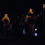 The shougashack le 6/04/2017 au Champ de Foire de Saint André de Cubzac
Cap à l’ouest ! Musiciennes lumineuses, The Shougashack nous transporte, à travers un groove saisissant, dans les bayous de Louisiane.
Elles s’appellent Nadia Simon, Clélia Vega et Lola Baï. Ensemble, elles composent et interprètent. Au départ, c’était simplement pour « essayer ». Puis, elles ont voulu s’enfermer avec leur collection d’instruments pour créer et inventer à trois. Le résultat est vibrant, empreint de blues, de folk et de gospel.