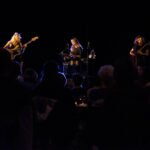 The shougashack le 6/04/2017 au Champ de Foire de Saint André de Cubzac
Cap à l’ouest ! Musiciennes lumineuses, The Shougashack nous transporte, à travers un groove saisissant, dans les bayous de Louisiane.
Elles s’appellent Nadia Simon, Clélia Vega et Lola Baï. Ensemble, elles composent et interprètent. Au départ, c’était simplement pour « essayer ». Puis, elles ont voulu s’enfermer avec leur collection d’instruments pour créer et inventer à trois. Le résultat est vibrant, empreint de blues, de folk et de gospel.