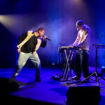 igee, un jeune "rappeur à l'assaut de la pop". Il sera accueilli en résidence pour la mise au point des concerts de sa tournée départementale du 27 novembre au 1er décembre à Ville de Saint-Médard-en-Jalles, à l'Espace Georges Brassens. Ensuite, il enchaînera avec 9 concerts en Gironde du 1er décembre au 26 janvier.
1ER CONCERT : Ven 1er décembre - 20h30 / Espace Georges Brassens - St-Médard-en-Jalles
Après son premier EP "Mirages" qui marque ses débuts en solo fin 2020, IGee, qui n’a de cesse de casser les codes, revient en 2021 avec l’étonnant single "Reste normal". S’ensuit une année chargée en émotions : une sélection pour la finale des Inouïs du Printemps de Bourges, un podium au tremplin Buzz Booster et une prestation remarquée dans l’émission « The Artist » sur France 2. Dans ses chansons, IGee s’interroge sur l’humanité et sur sa place dans un monde où il faut se battre pour faire la sienne, sans tomber dans la morale et souvent avec une pointe d’humour. Sur des compositions empruntant aux codes de la musique électronique, de la chanson française et parfois même du rock, IGee dévoile "Nous les gens", son second EP en juin 2022. Quelques 400 000 streams, une tournée et une release party bordelaise pleine à craquer plus tard, le jeune artiste de 24 ans continue de jongler avec les frontières musicales. Dernier single "Tout seul c'est bien", titre très pop sorti le 15 novembre.