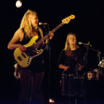 The shougashack le 6/04/2017 au Champ de Foire de Saint André de Cubzac
Cap à l’ouest ! Musiciennes lumineuses, The Shougashack nous transporte, à travers un groove saisissant, dans les bayous de Louisiane.
Elles s’appellent Nadia Simon, Clélia Vega et Lola Baï. Ensemble, elles composent et interprètent. Au départ, c’était simplement pour « essayer ». Puis, elles ont voulu s’enfermer avec leur collection d’instruments pour créer et inventer à trois. Le résultat est vibrant, empreint de blues, de folk et de gospel.