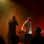 igee, un jeune "rappeur à l'assaut de la pop". Il sera accueilli en résidence pour la mise au point des concerts de sa tournée départementale du 27 novembre au 1er décembre à Ville de Saint-Médard-en-Jalles, à l'Espace Georges Brassens. Ensuite, il enchaînera avec 9 concerts en Gironde du 1er décembre au 26 janvier.
1ER CONCERT : Ven 1er décembre - 20h30 / Espace Georges Brassens - St-Médard-en-Jalles
Après son premier EP "Mirages" qui marque ses débuts en solo fin 2020, IGee, qui n’a de cesse de casser les codes, revient en 2021 avec l’étonnant single "Reste normal". S’ensuit une année chargée en émotions : une sélection pour la finale des Inouïs du Printemps de Bourges, un podium au tremplin Buzz Booster et une prestation remarquée dans l’émission « The Artist » sur France 2. Dans ses chansons, IGee s’interroge sur l’humanité et sur sa place dans un monde où il faut se battre pour faire la sienne, sans tomber dans la morale et souvent avec une pointe d’humour. Sur des compositions empruntant aux codes de la musique électronique, de la chanson française et parfois même du rock, IGee dévoile "Nous les gens", son second EP en juin 2022. Quelques 400 000 streams, une tournée et une release party bordelaise pleine à craquer plus tard, le jeune artiste de 24 ans continue de jongler avec les frontières musicales. Dernier single "Tout seul c'est bien", titre très pop sorti le 15 novembre.