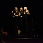 The shougashack le 6/04/2017 au Champ de Foire de Saint André de Cubzac
Cap à l’ouest ! Musiciennes lumineuses, The Shougashack nous transporte, à travers un groove saisissant, dans les bayous de Louisiane.
Elles s’appellent Nadia Simon, Clélia Vega et Lola Baï. Ensemble, elles composent et interprètent. Au départ, c’était simplement pour « essayer ». Puis, elles ont voulu s’enfermer avec leur collection d’instruments pour créer et inventer à trois. Le résultat est vibrant, empreint de blues, de folk et de gospel.