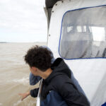 "Travail performatif qui aboutira à une photographie mettant en scène chaque élève aux prises avec une parcelle du paysage de l’île Nouvelle. Venir insérer son corps, pour le fusionner avec la nature, ou bien au contraire mettre en exergue cette dualité nature/culture est l’enjeu de ces créations plastiques que nous engagerons suite à leur découverte de l’île avec les Passeurs." GH
Intervenants : Les paysagistes de Passeurs et l’artiste-plasticien Guillaume Hillairet
Intégration et contraste dans le paysage
Les professeurs d’Arts Plastiques (Mme Glatigny) et de français (Mme Lamberton) seront les professeurs référents de la classe de 5eme du Collège St Jean à Pauillac