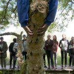 "Travail performatif qui aboutira à une photographie mettant en scène chaque élève aux prises avec une parcelle du paysage de l’île Nouvelle. Venir insérer son corps, pour le fusionner avec la nature, ou bien au contraire mettre en exergue cette dualité nature/culture est l’enjeu de ces créations plastiques que nous engagerons suite à leur découverte de l’île avec les Passeurs." GHIntervenants : Les paysagistes de Passeurs et l’artiste-plasticien Guillaume HillairetIntégration et contraste dans le paysageLes professeurs d’Arts Plastiques (Mme Glatigny) et de français (Mme Lamberton) seront les professeurs référents de la classe de 5eme du Collège St Jean à Pauillac